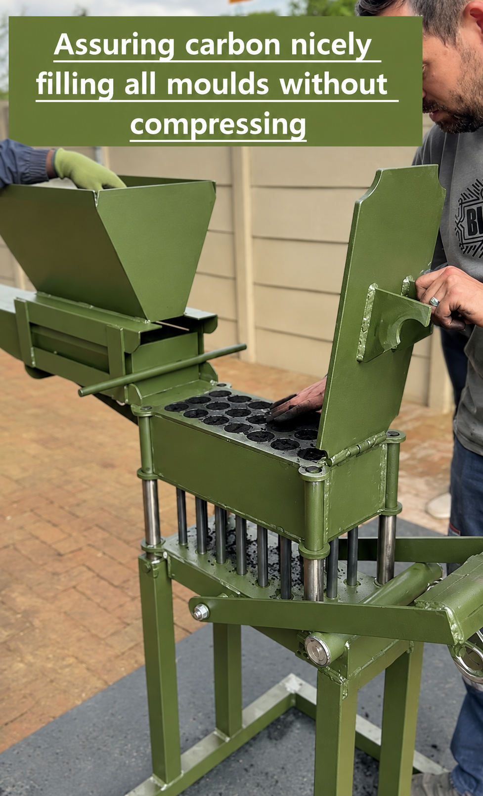 Briquette Press Hand opertasted producing 21 Briquetts per pressing