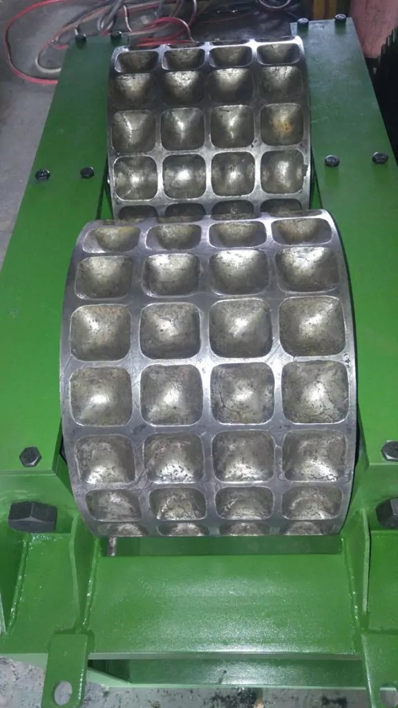 Rollers used for compressing briquettes
