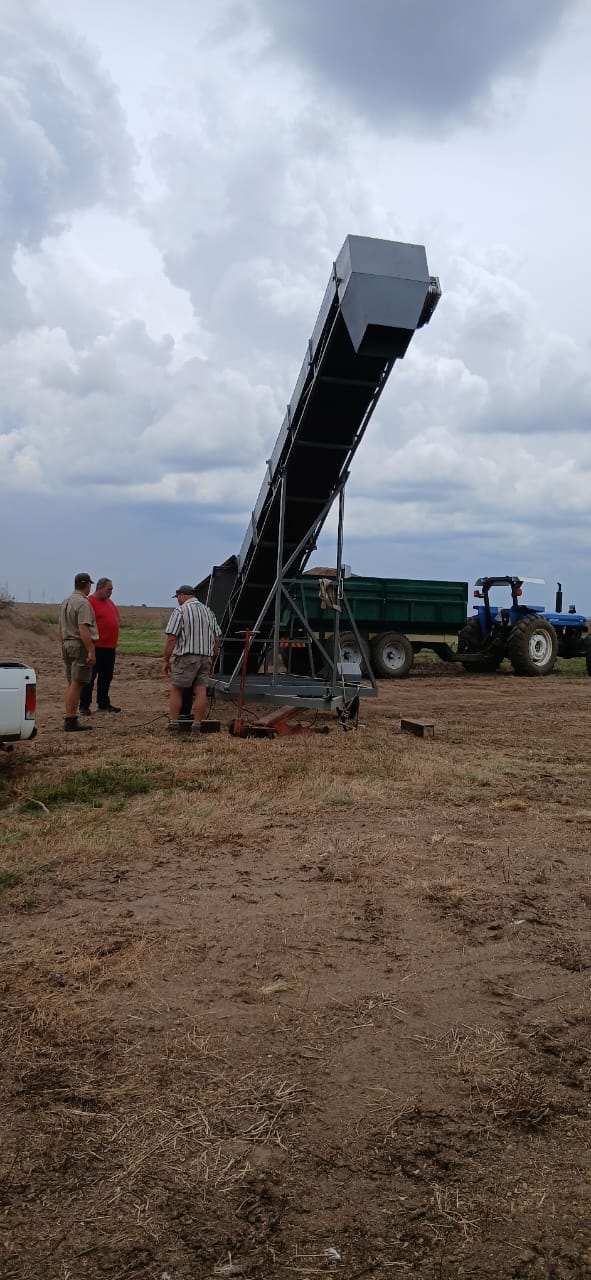 Stacker loadinginto trailer -- can set at any height to 5 meter